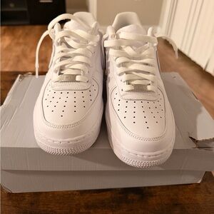 Men's White Low-Top Athletic Sneakers - Classic Lace-Up Comfort